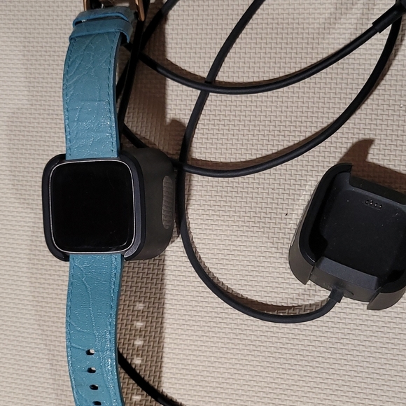 Fitbit Versa chargers Black - Picture 4 of 4